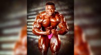 Bodybuilder Victor Richards posiert in rosa Badehosen
