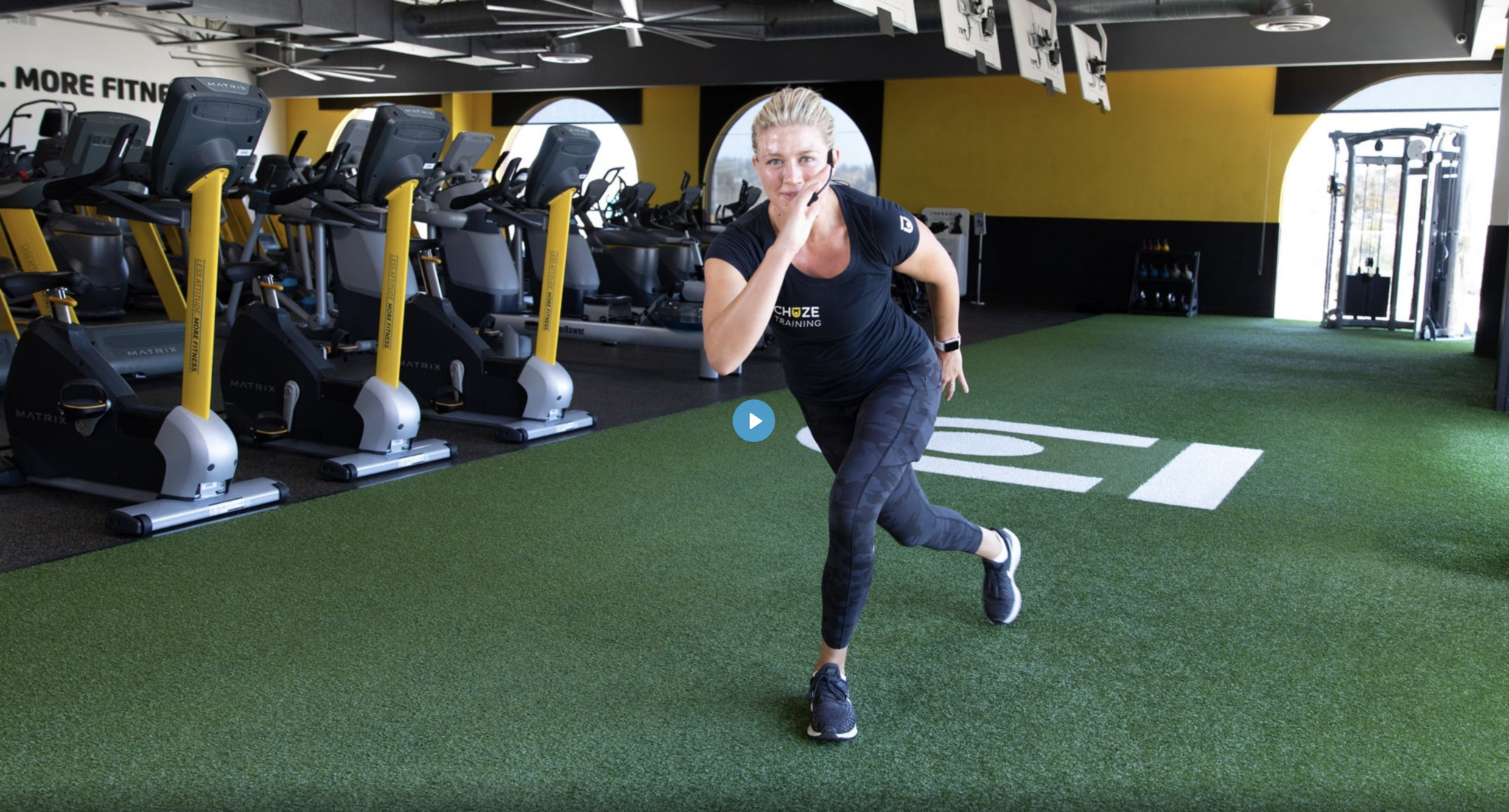 Coach Ashton unterrichtet ein 10-minütiges Körpergewichtstraining auf iChuze Fitness