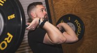 Nascar-Fahrer Ricky Stenhouse führt in seinem Fitnessstudio eine Langhantelübung durch