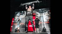 Feuerwehrmann, der bei der Arnold Classic 2022 einen Überkopflift für den Titel des stärksten Feuerwehrmannwettbewerbs der Welt durchführt