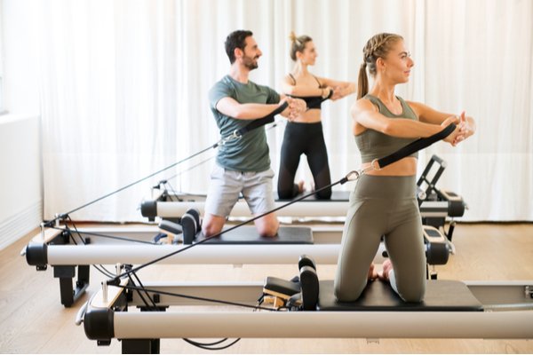 Eine Schritt-für-Schritt-Anleitung, um ein zertifizierter Pilates-Fitnesstrainer zu werden