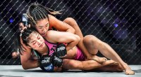 Die MMA-Kämpferin und One-Atomweight-Champion Angela Lee ringt mit ihrer Gegnerin