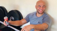 MMA-Kämpfer Robbie Lawler ruht sich nach dem Trianing mit einem Kill Cliff-Getränk aus