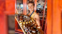 Surferin Brisa Hennessy mit einem Sushi- und Sashimi-Brett