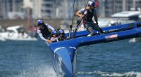 SailGP-Segler Jimmy Spithill navigiert einen F50-Katamaran bei einem Segelwettbewerb
