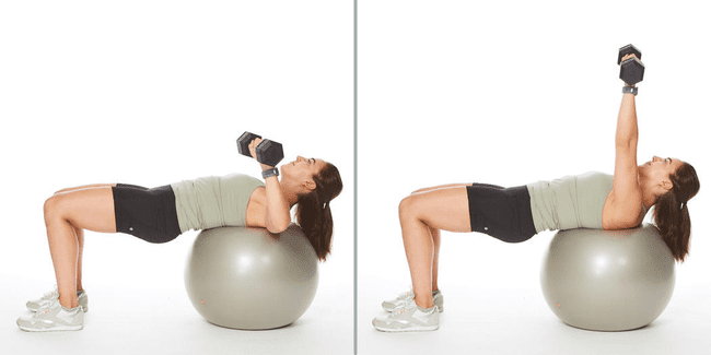 Frau beim einarmigen Brustdrücken