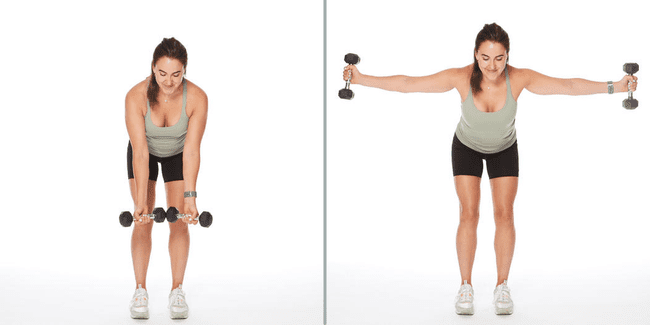 frau, die brustübungen mit hanteln macht