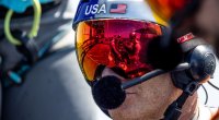 Jimmy Spithill trägt einen High-Tech-Segelhelm für Hochgeschwindigkeits-Katamaransegeln