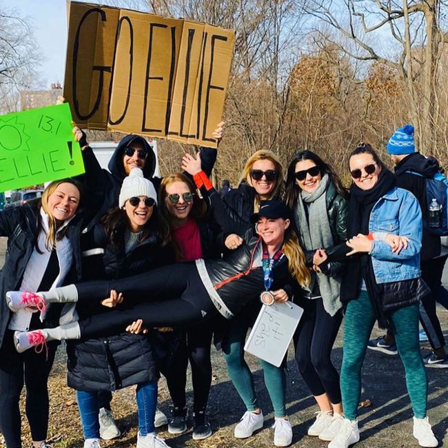 Ellie und seine Freunde nach dem Marathon