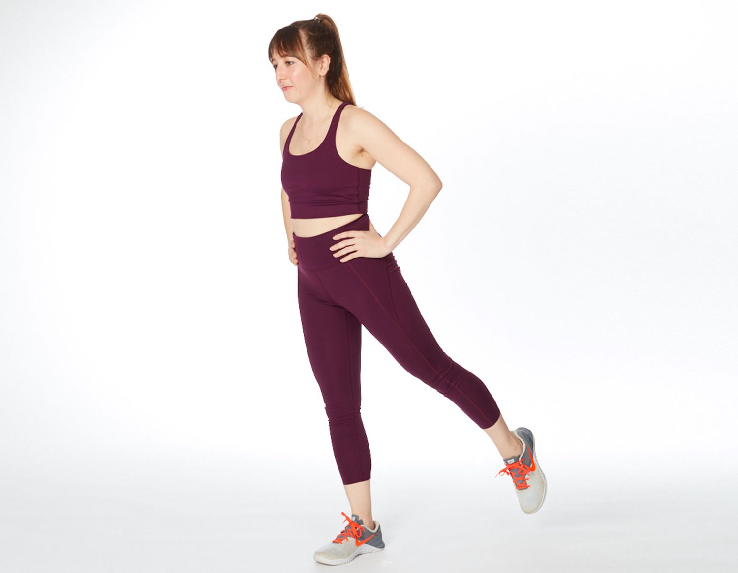 frau, die beinkreisübungen für den äußeren schenkel demonstriert